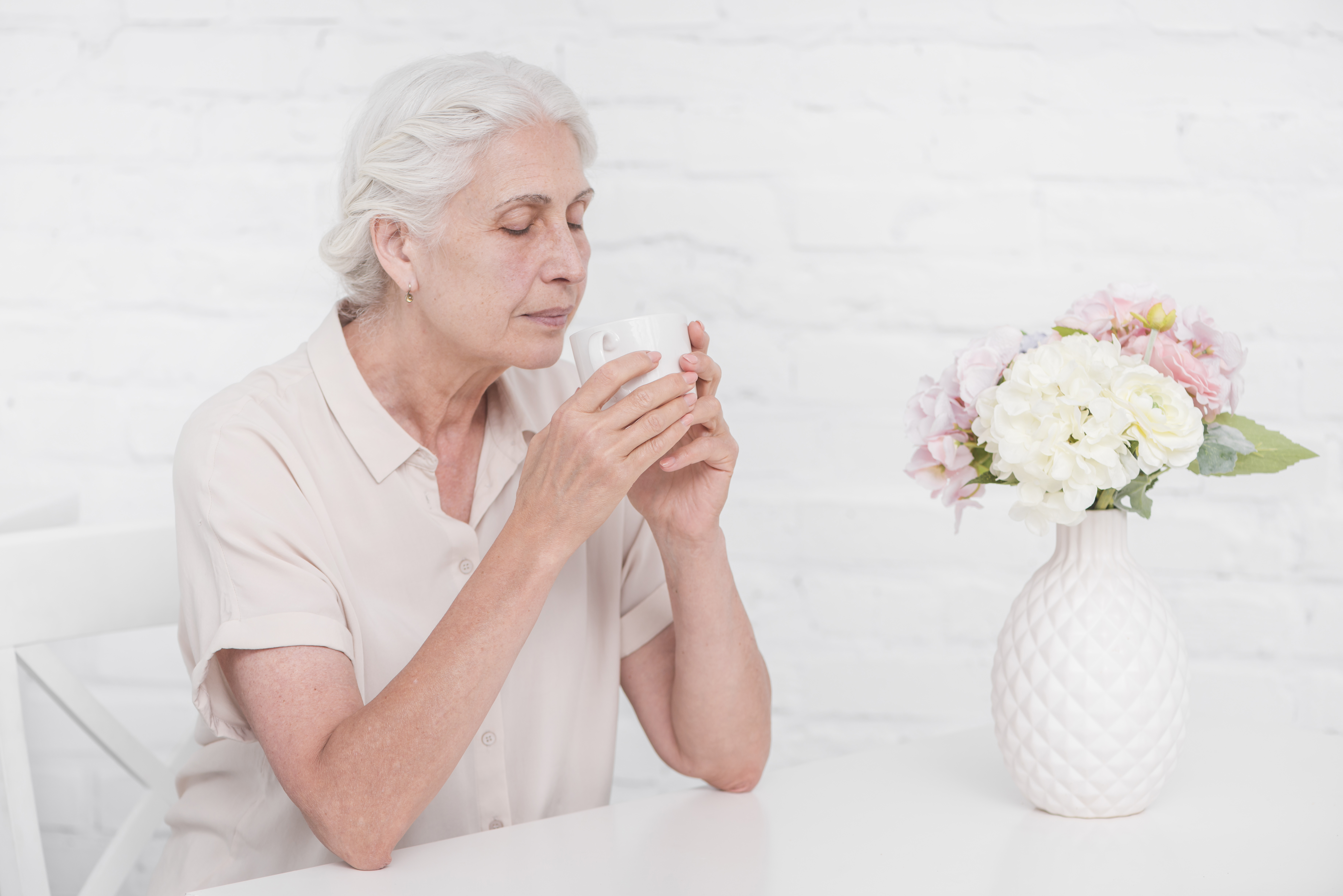 Недостаточно старый. Фото бабушек с чашкой кофе. Руки бабушки с цветами. Две пожилые женщины за чашкой чая.